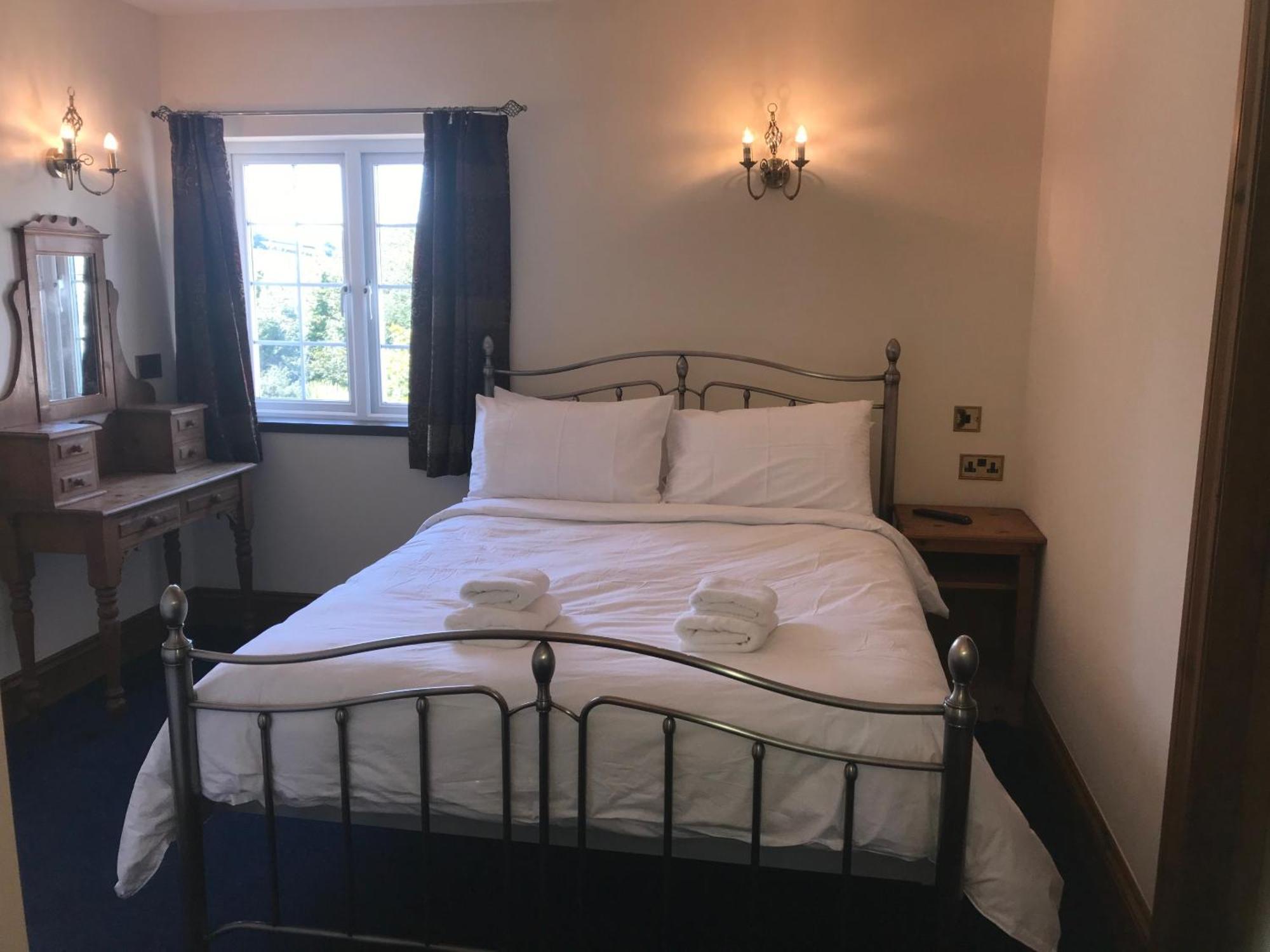 Great Trethew Manor Hotel & Self Catering Lodges Liskeard Room photo